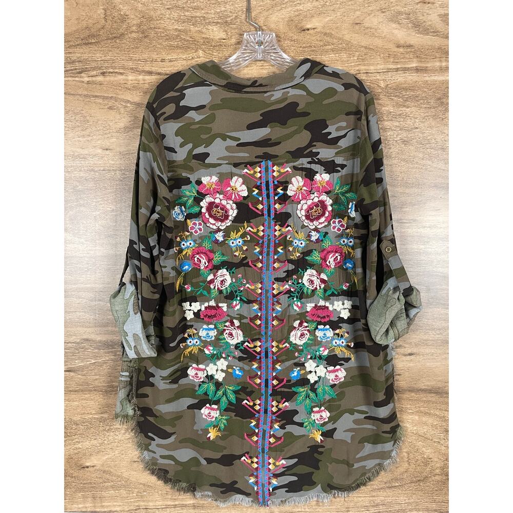 Andree by Unit Camo Embroidered Floral Shirt Womens Medium Rayon Tunic